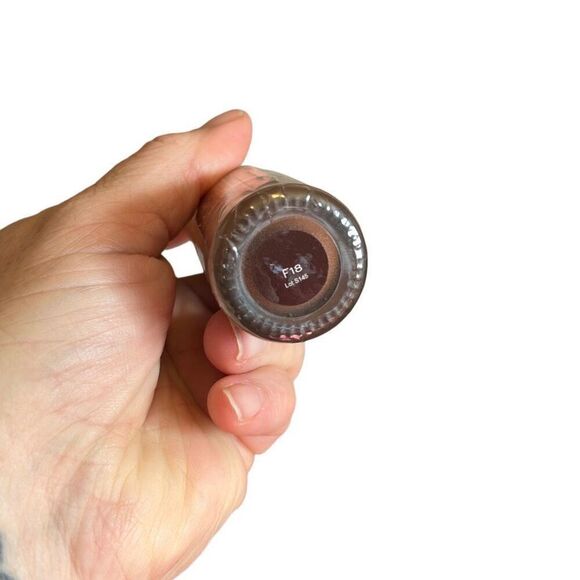 Makeup Revolution‎ Conceal & glow Foundation F18 - Picture 2 of 5